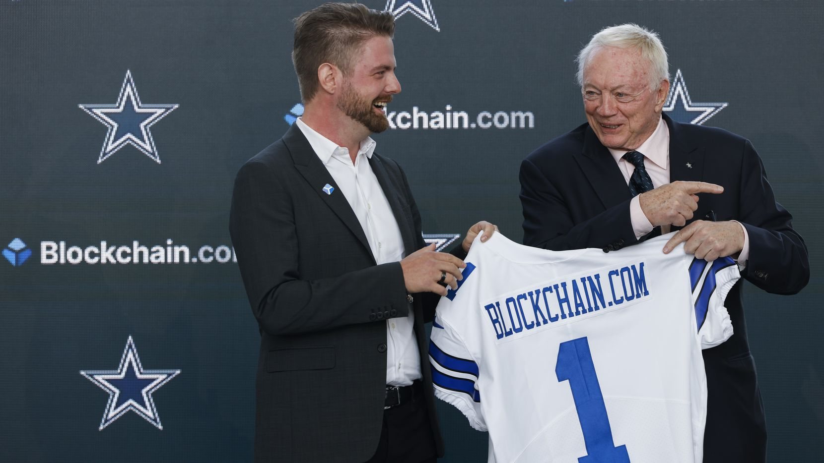 NFLチームが暗号通貨の採用を開始する中、ダラス・カウボーイズがBlockchain.comと契約を結ぶ