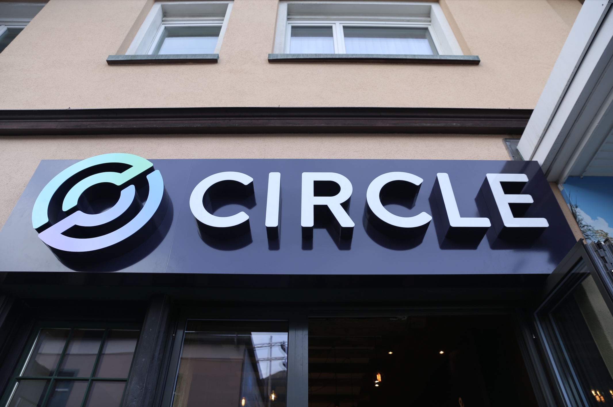 CEO circle. Busd - стейблкоин. Circle USDC главное здание компании.