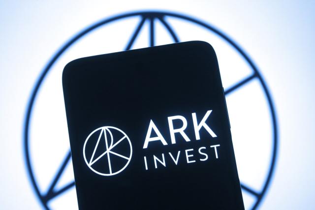 Ark Invest's Strategic Investment Boosts Coinbase And Robinhood Stock Values 1 Ark Invest's Strategic Investment Boosts Coinbase And Robinhood Stock Values