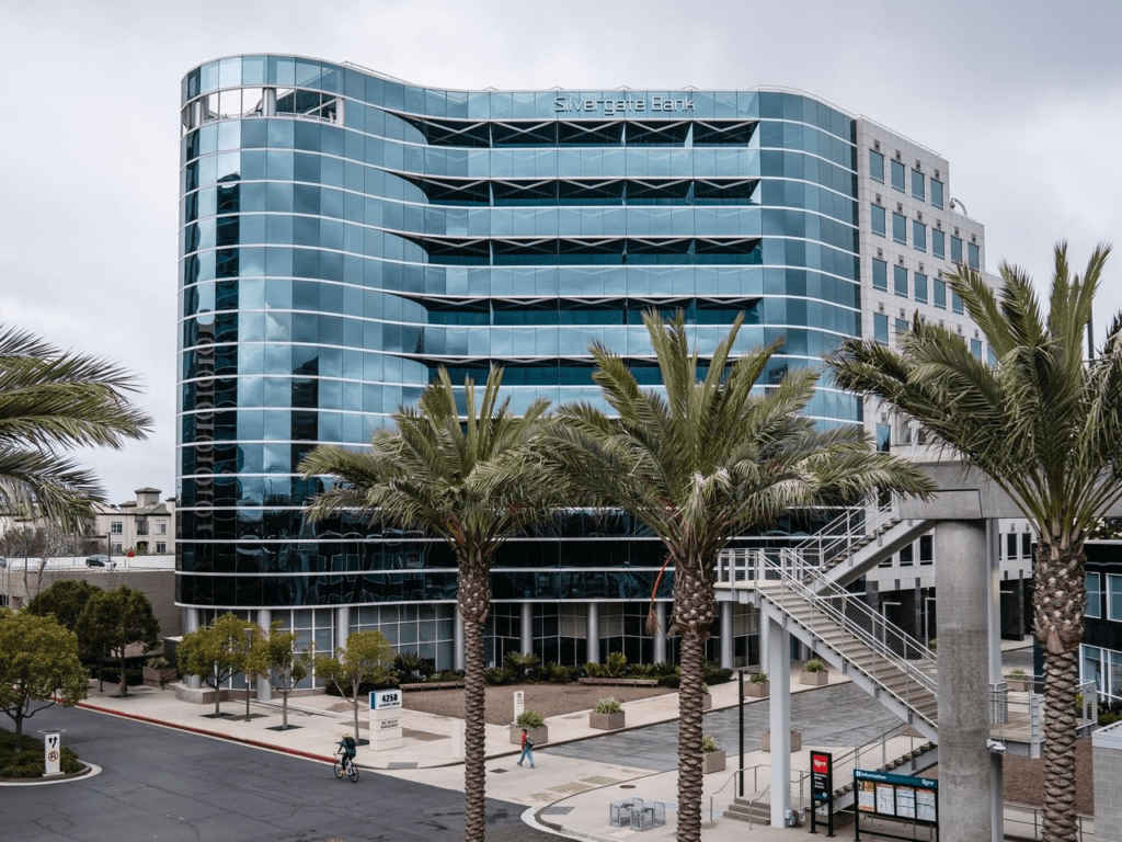 How Is Signature Bank Enjoying The Advantage When Silvergate's Rival Collapses?