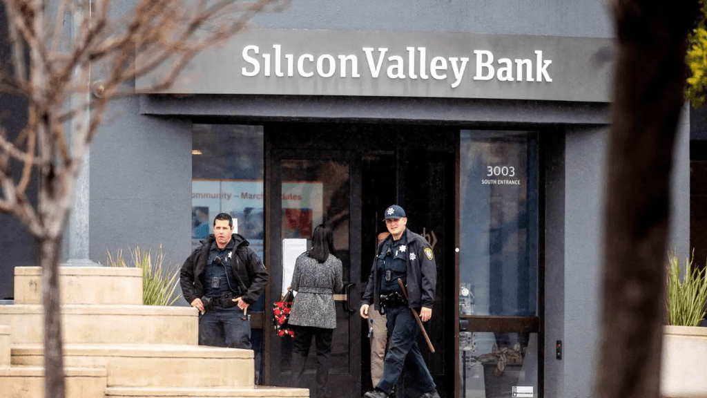Silicon Valley Bank Executives Sold Up To 30% Of Their Shares Before The Collapse 1 Silicon Valley Bank Executives Sold Up To 30% Of Their Shares Before The Collapse